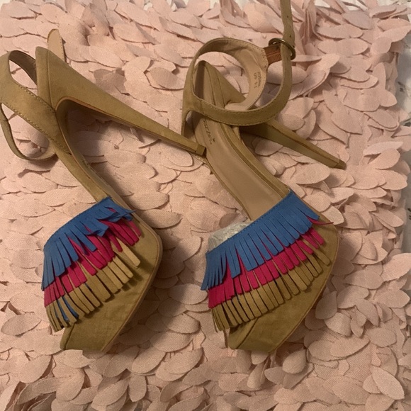 These Summer beauties are on sale for the right person. 4 1/2 to 5in heels! - Picture 2 of 4